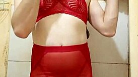 Som taký vzrušený z tejto sexy trans v bielizni a minisukni, čo ukazuje malý kokot a zadok