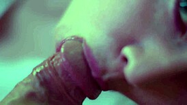 Ustyrlig milf pegger elskerne sine med slørete blowjob og rumpeknull, ender i sædskudd.