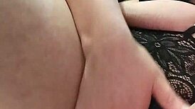 Gudinde i lingeri river tøj mens hun knepper sin stramme klit med kæmpe legetøj