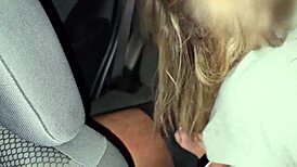 Fui namorar com meu nego em um bar e de lá ele me comeu no carro enquanto o corno dirigia.