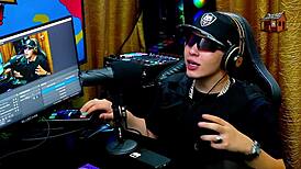 Geisy Dk shows her beautiful back tattoo and asks Ruan to put her on all fours in outdoor public interview.