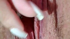 Tako gej, prstam to mokro pičko s prstom globoko noter 😍