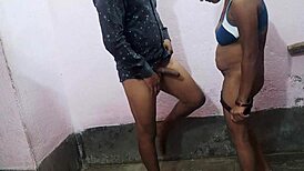 Mladá vysokoškolačka chycena při sání obřího kuřce