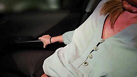 Šla jsem randit se svým negrem do baru a odtud mě šukal v autě, zatímco korno řídil.