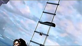 Veux voir cette beauté exotique naturelle chevaucher anal sur un bateau ?