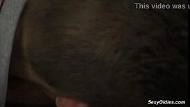 Suha zrela dama z dlačavo pičko in pazduhami jebana z velikim kurcem