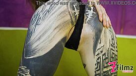 Alternativna hipi tatuirana devojka 18+ hoće da napuni svoju sočnu pičku