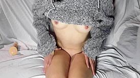 Dievča v flísovej veste solo s dildom