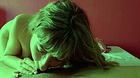 Mladá 18+ prosí nevlastného otca, aby jej odfakal hubu a vystriekal dovnútra