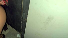 ro�ei minha bunda no pau do neg�o e ele gozou na minha m�o no golry hole da casa de swing