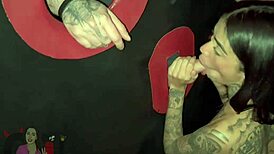 O MAIOR CORNO DO BRASIL AS VEZES COME ALGU�M DESSA VEZ FOI NO GLORYHOLE COM A ALERQUINA