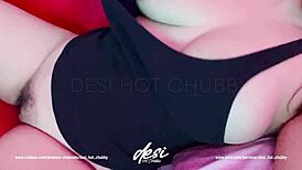 أنا عمت هندية مبزورة أفرك كسي المشعر في فيديو هاوي منزلي