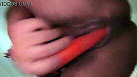 Salada Safadinha Brincando Com A Cenoura Na Bucetinha