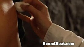 bøyd over lesbisk slave smisket og fingret av kåt madame