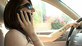 Å ja, Lexi Bloom er denne 18+ barnevakten som tar kuk mot betaling sqf i glatt fitte bakfra med håndjobb og ansiktsmottak på små 18+ pupper