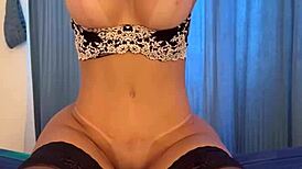 Deixando o macho louco de tes�o antes de engolir a piroca com lick e cumshot