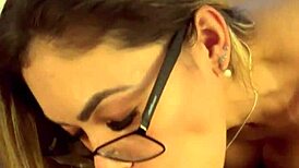 Deixando o macho louco de tes�o antes de engolir a piroca com lick e cumshot