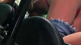 No cusinho da loirinha infio o braso todo sex toy