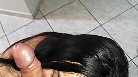 O moji, medtem ko se je žena tuširala, sem nagačil vročo natakarico z veliko ritjo!