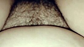 Moden tæve bøjet over og runker med dildo!