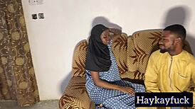 kåt hijab-jente rir monstermonsterkuk i doggy sex!