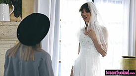 Транси булка Korra Del Rio получава подарък от дребната Lola Fae.