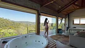 Renatinha, Tunjukin Toket Besarmu di Kabin?