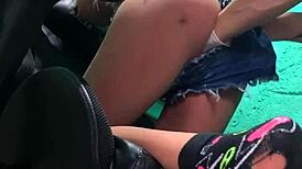 No cusinho da loirinha infio o braso todo sex toy