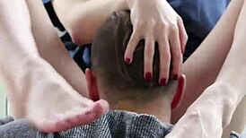 Rumena sa dugim nogama uživa u bliskom jebanju sa malom partnerkom