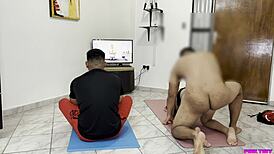 Entrenador De Yoga Folla Mujer Hermosa Ante Novio Tonto Ntr