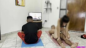 Entrenador De Yoga Folla Mujer Hermosa Ante Novio Tonto Ntr