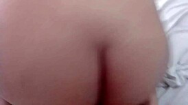 Nimfă grasă se așează pe pulă în hotel pentru creampie