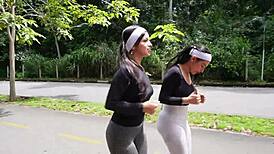 Entrnador folla mi culo mientra mi amiga esta entretenida