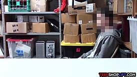 Polițistă MILF șantajează un tip tânăr 18+ pentru sex