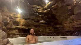 Pariskunta nauttii kuherruskuukaudesta motellissa, vaimo rentoutuu altaalla hauskalla kyydillä