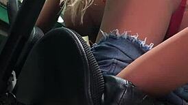 No cusinho da loirinha infio o braso todo sex toy