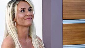 La blonde sportive modèle laisse un vieux mec jouir deux fois d'affilée pendant une baise dure au boulot de modèle