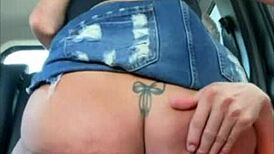 Morena safada sentou no magrelo in car handjob.