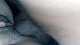 Amatérsky pár Angelg a Kuzz si užíva veľký čierny kokot v detailnej scéne