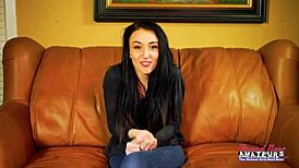 Cítim vzrušenie, ako chudá blondínka Olyssia berie hlboké drieť do mokrej pičky a tesného ritu