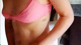 Sexy ama de casa folla duro polla negra de su amigo en casa