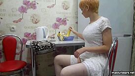 Mladá vyvrcholí s banánem v kundičce, domácí orgasmus, ruská zrzka