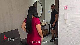 Brandon Cruz dáva Sarah Black tvrdé drbanie po tréningu v telocvični.