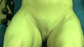 Csinos barna élvez magára maszturbálás közben?