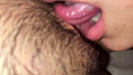 Lesbianas en dormitorio usan consolador y hablan sucio 😘