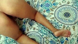 Hijastro barcelonista se folla a su coketa madrastra emelecista �quien ganar�