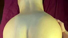 Mladý pár v psí pozici s velkým zadkem