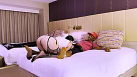 유부녀 보지 거대 BBC 애인한테 날것으로 늘리고 채움!