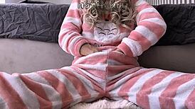 Watch this asian teen finger her hairy pussy to a squirting orgasm up close