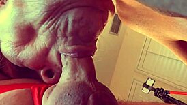 OMA VELMA DINKLEY DE PIJLZUIGER CUMNUNDRUM GEVAL VAN DE OPEN BADJAS. Oma velma dinkley de pijlzuger cumnundrum geval van de open badjas